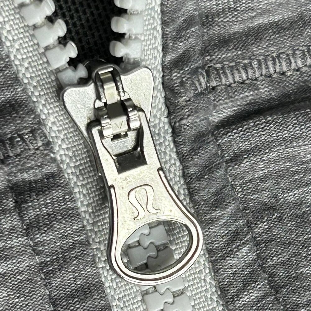 Lululemon Jacket Womens XS Gray 1/2 Zip Thumbholes Mesh Lined Running Yoga - Picture 5 of 13